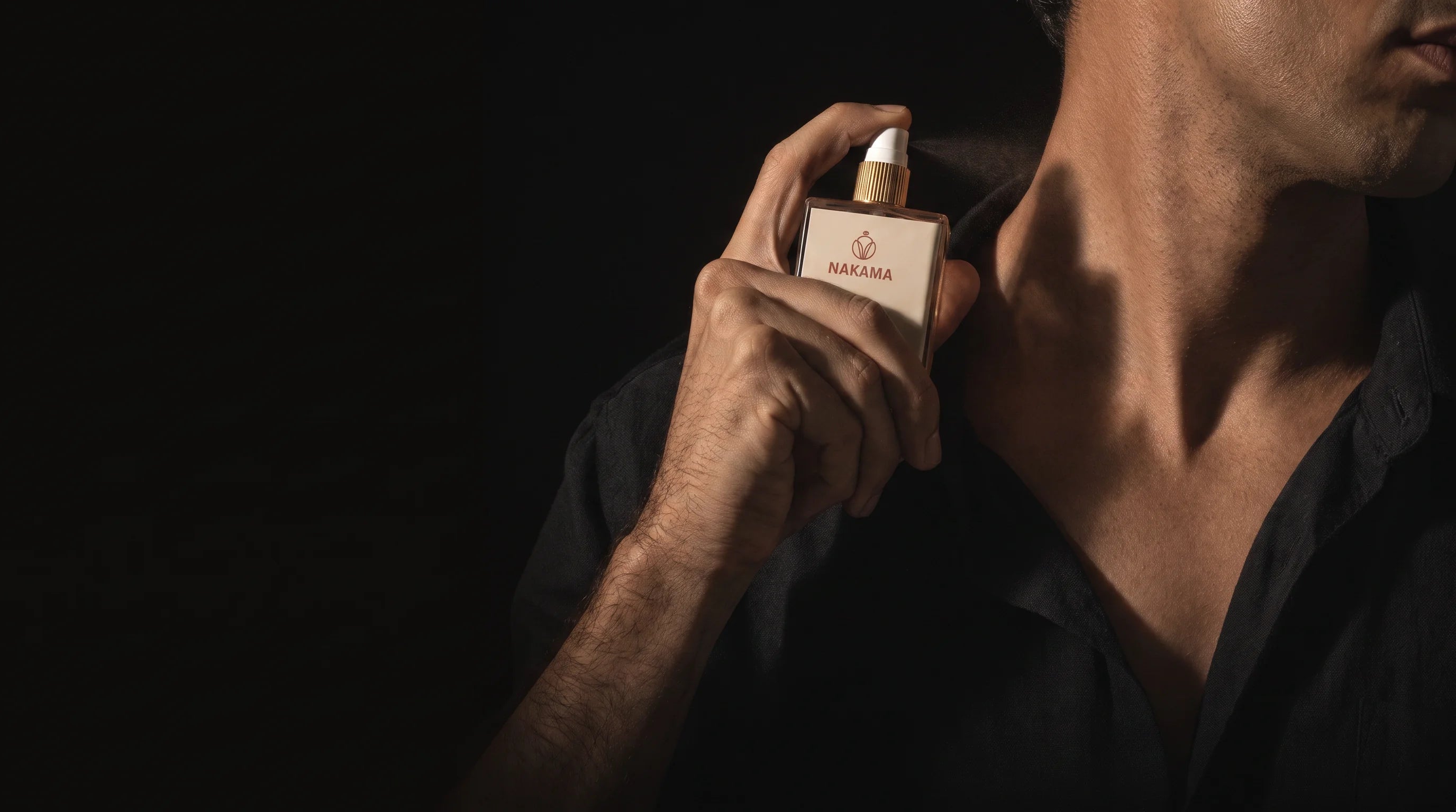 Frasco de perfume sobre el mostrador de la tienda Nakama en Monterrey